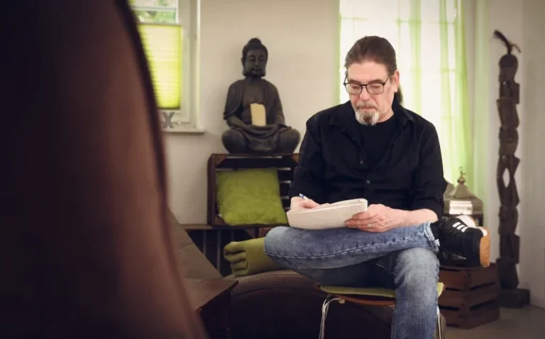 Hypnose Praxis Consensus - Praxis Gemütlicher Praxisraum mit Grüntönen, Pflanzen und Buddha-Statuette.